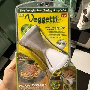 NWT Veggetti Spiral Vegetable Cutter